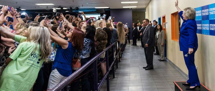 Le selfie géant de la candidate Hillary Clinton 
© 2016 Barbara Kinney @barb_kinney